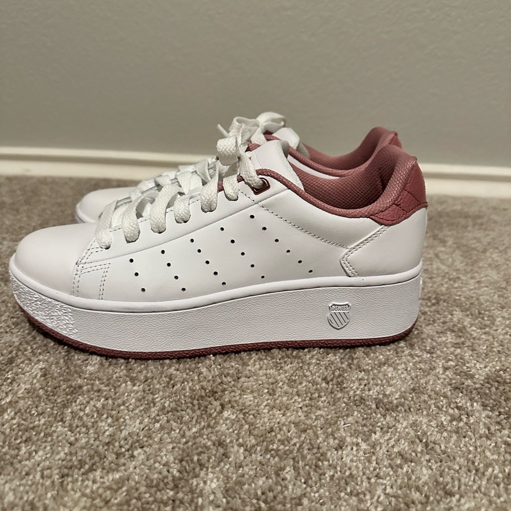 K-Swiss The classic PF platform women’s shoe